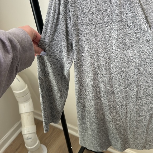 Old Navy Women's Heather Gray Cozy Sweater Shirt V-Neck Size Medium - Picture 3 of 7